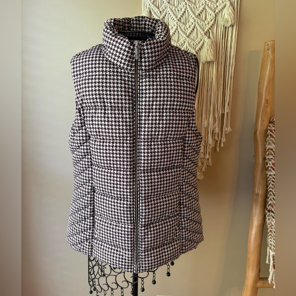 Effortlessly Sophisticated Classic Black & White Houndstooth Puffer Vest